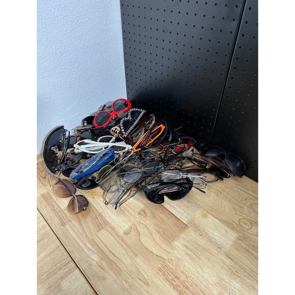 Large Lot of Sunglasses and Glasses READ - Picture 1 of 4